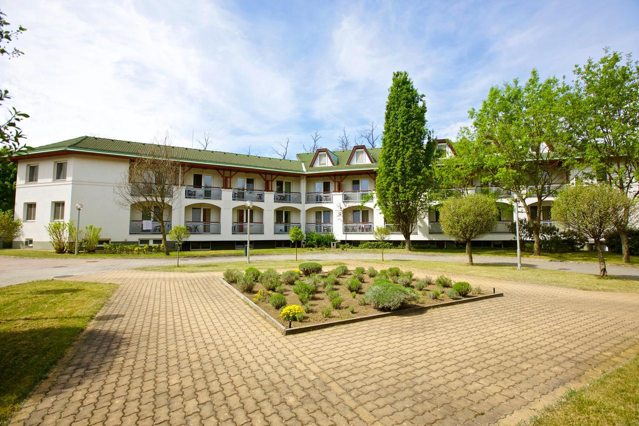 Auguszta Hotel Es Diakszallo Debreţin Exterior foto