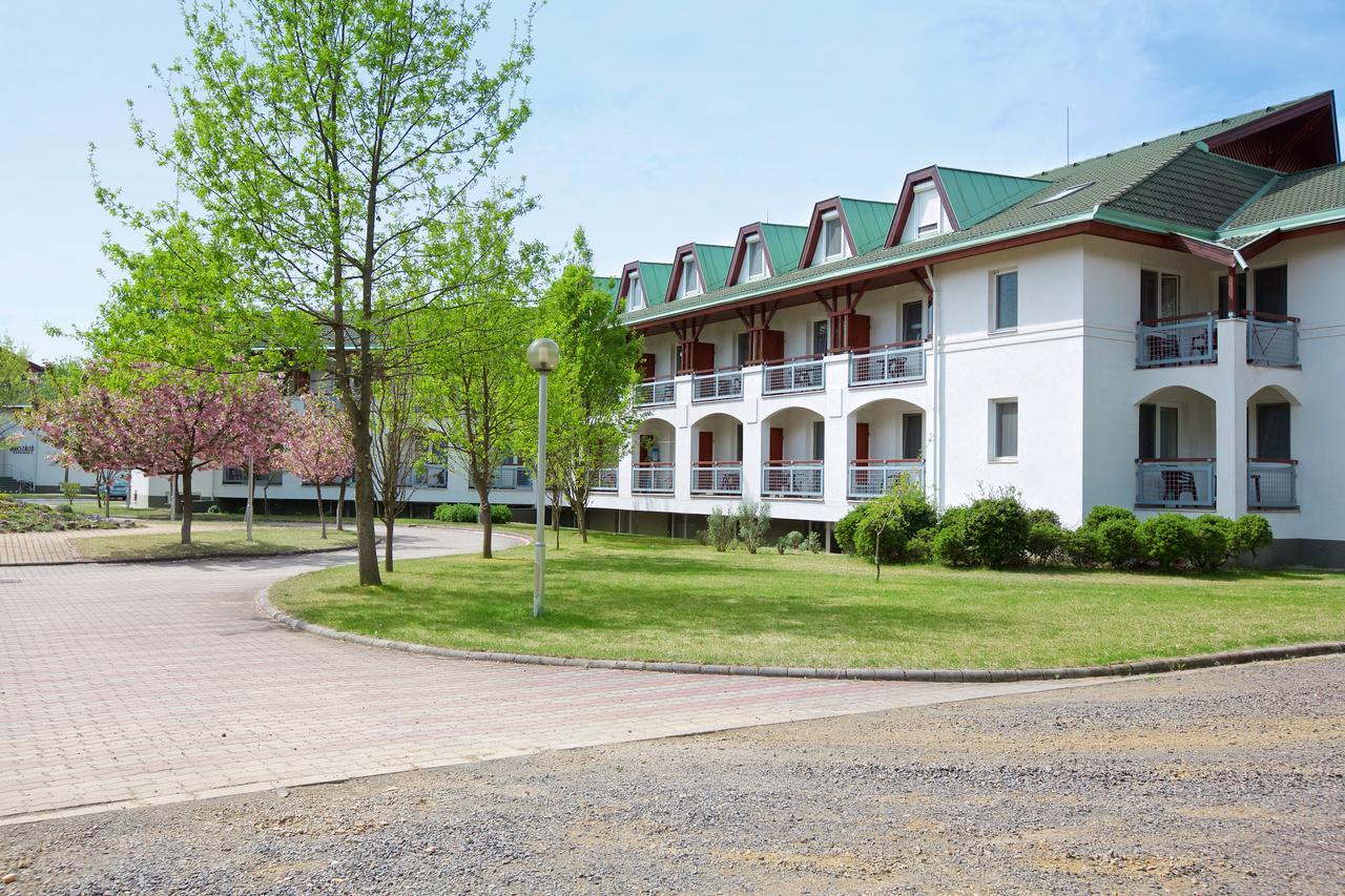 Auguszta Hotel Es Diakszallo Debreţin Exterior foto