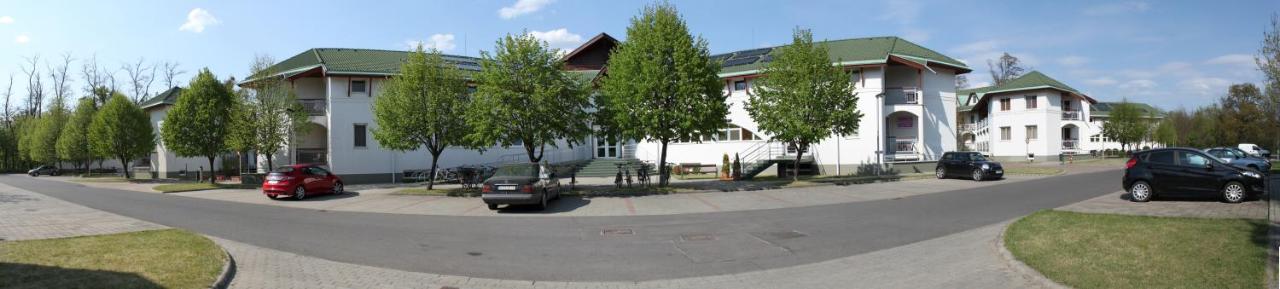 Auguszta Hotel Es Diakszallo Debreţin Exterior foto